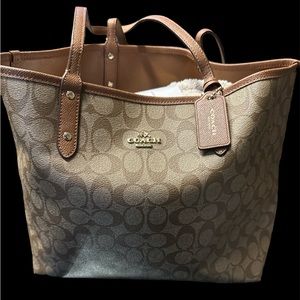 Coach reversible tote bag comes with clutch bag